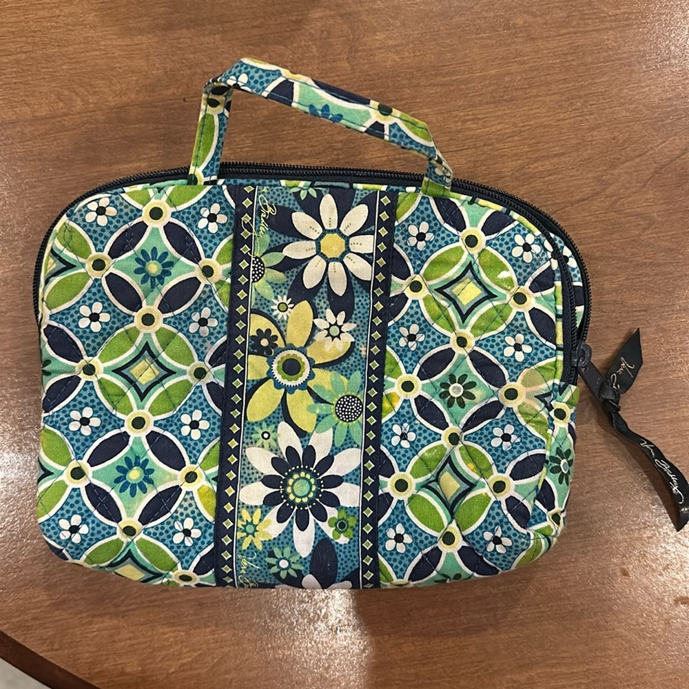 Daisy Vera Bradley makeup bag with inside pockets